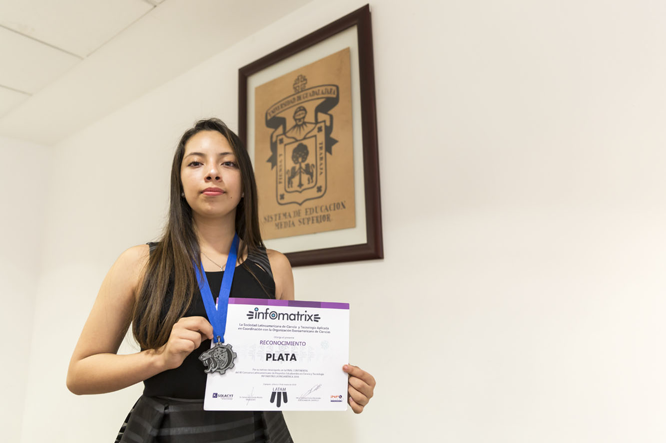 Alumna con medalla