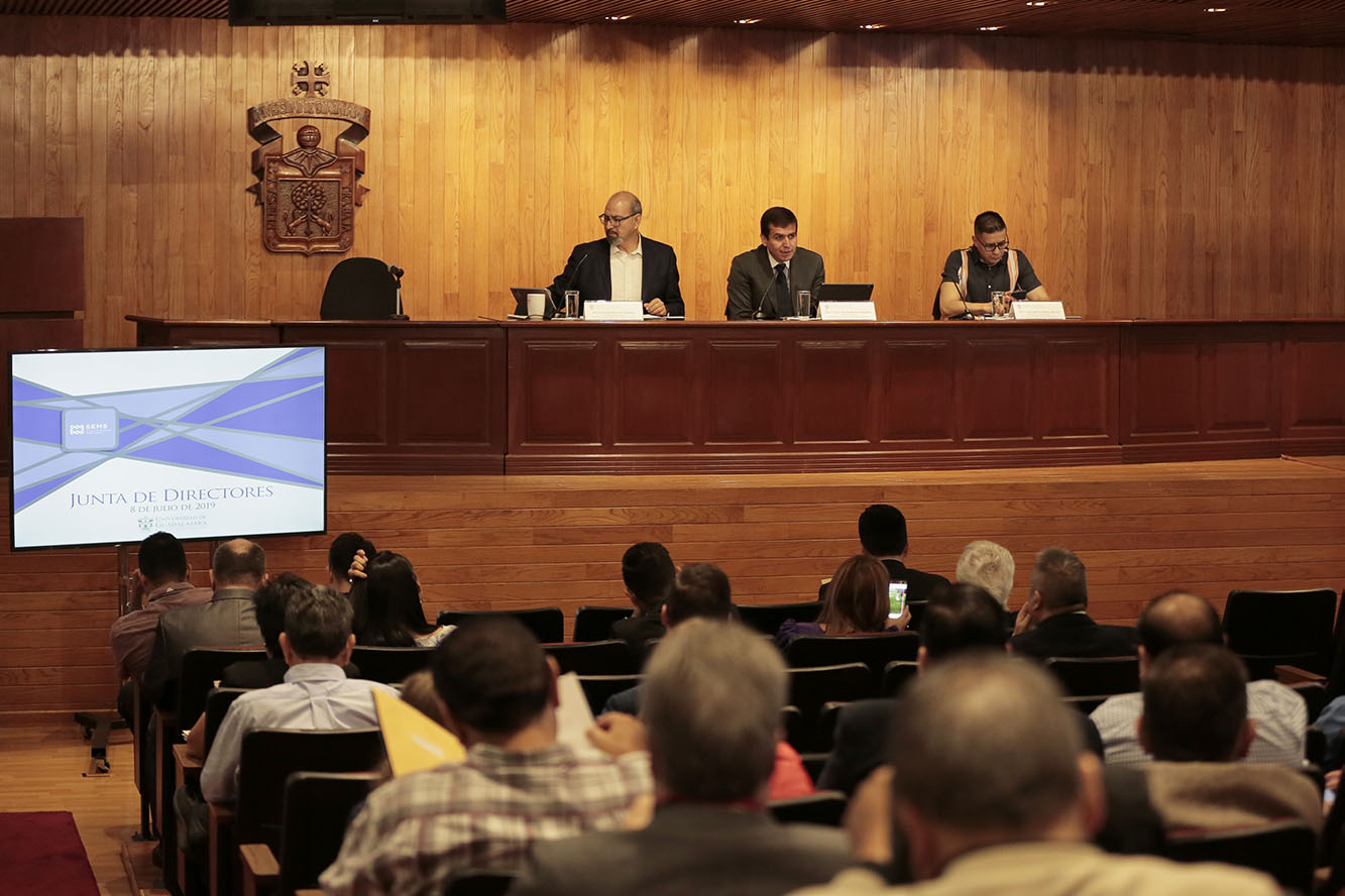Integrantes del presidium en auditorio