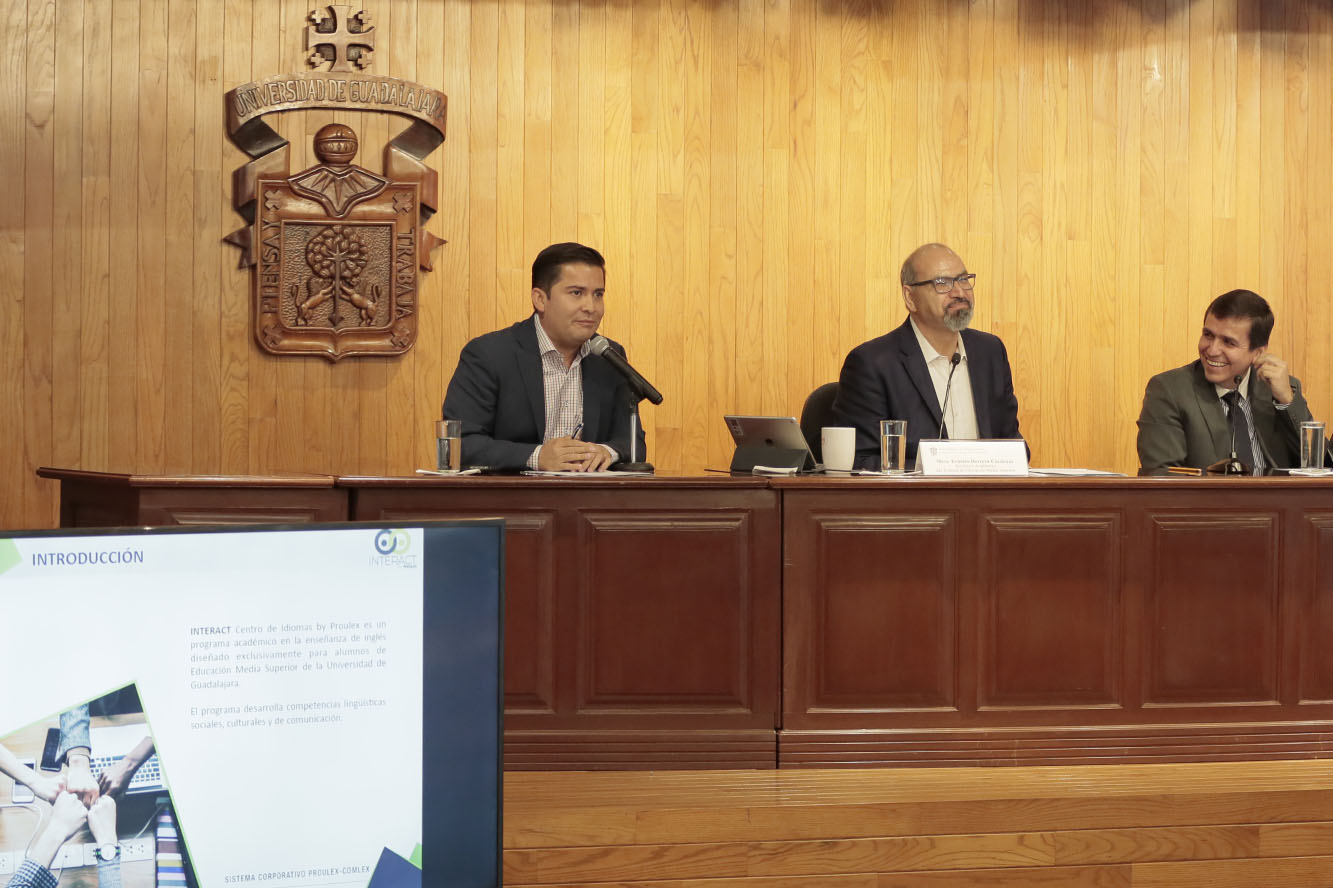 Integrantes del presidium en auditorio