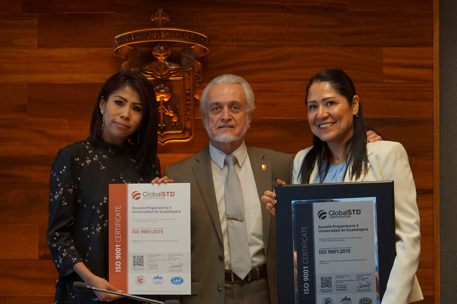 Autoridades del evento mostrando certificación de calidad