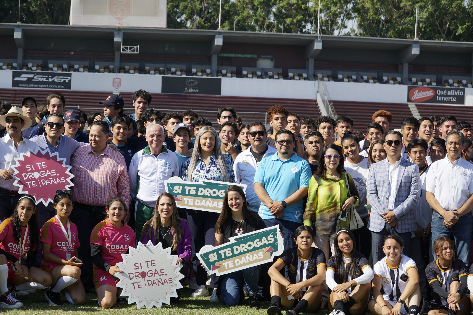 Autoridades del evento en el inicio de la actividad junto a participantes