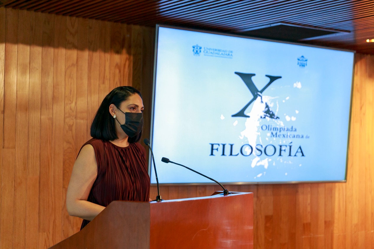 maestra Karem Isabel Escamilla en pódium
