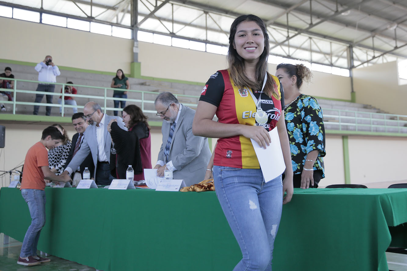 Alumna con medalla y diploma