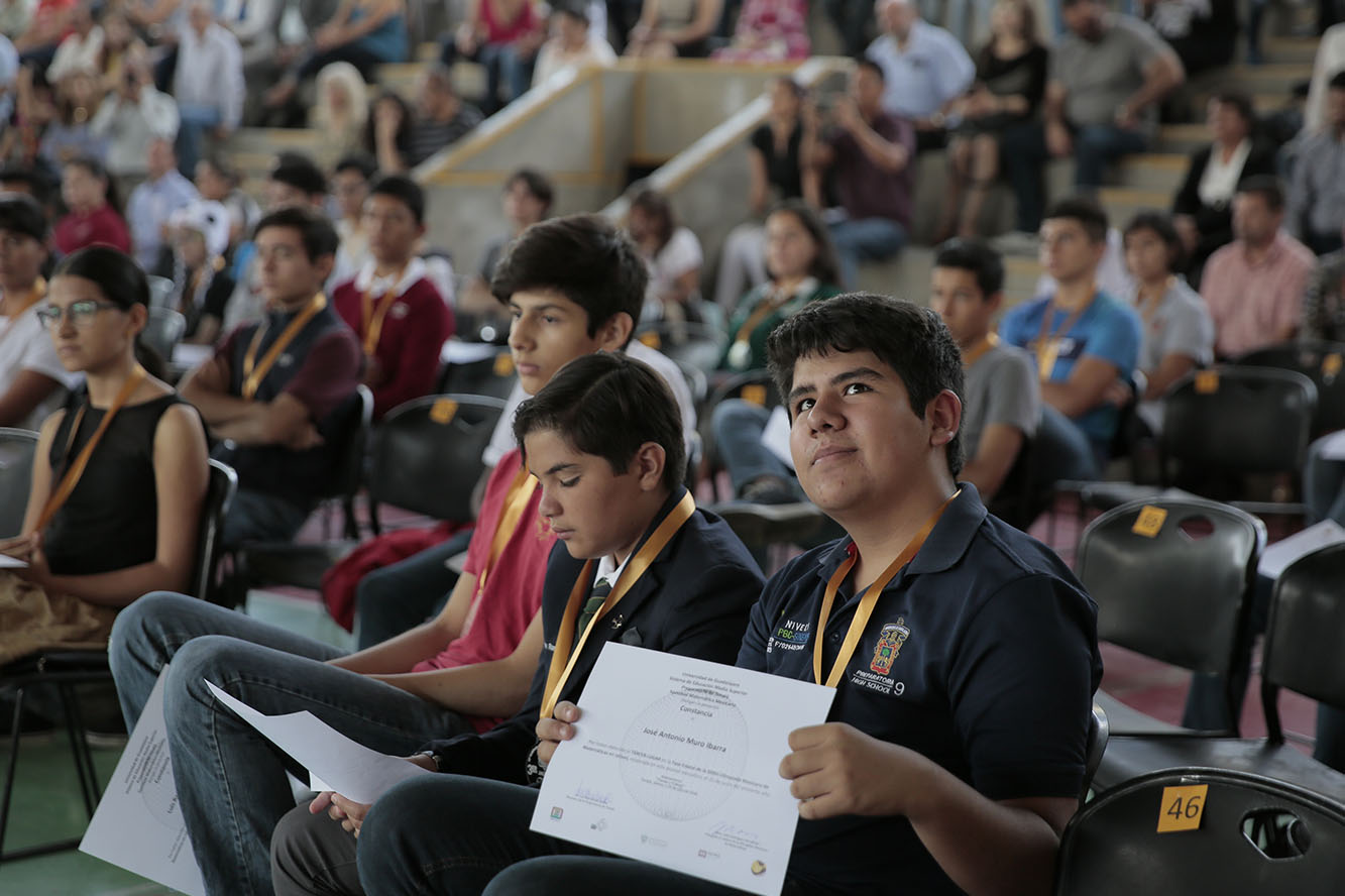 Alumno con medalla y diploma