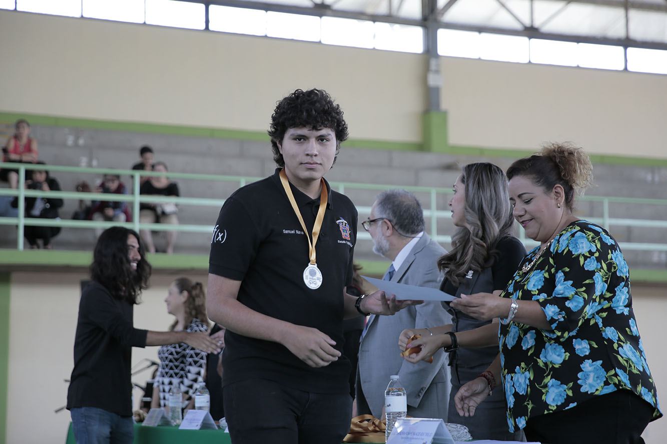 Alumno con medalla
