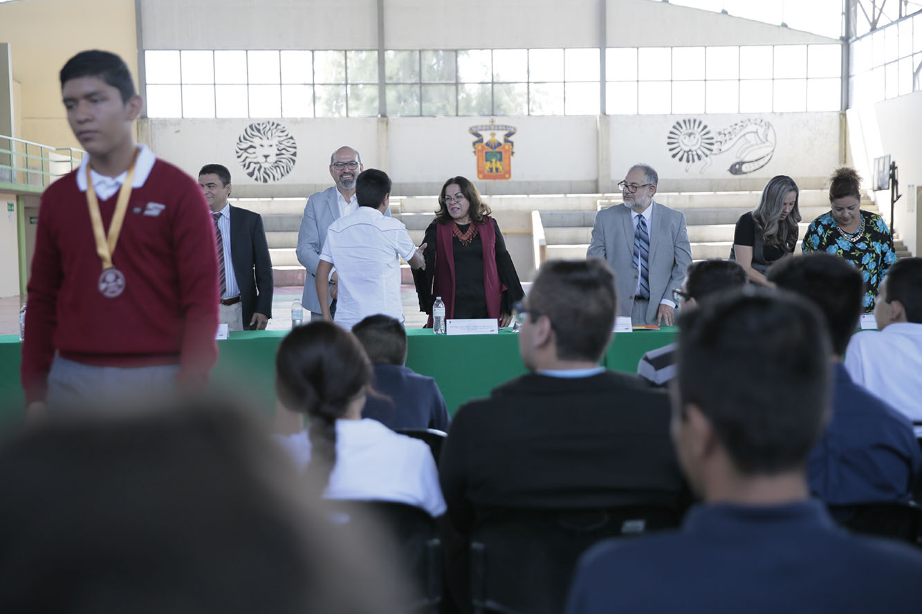 Alumno con medalla