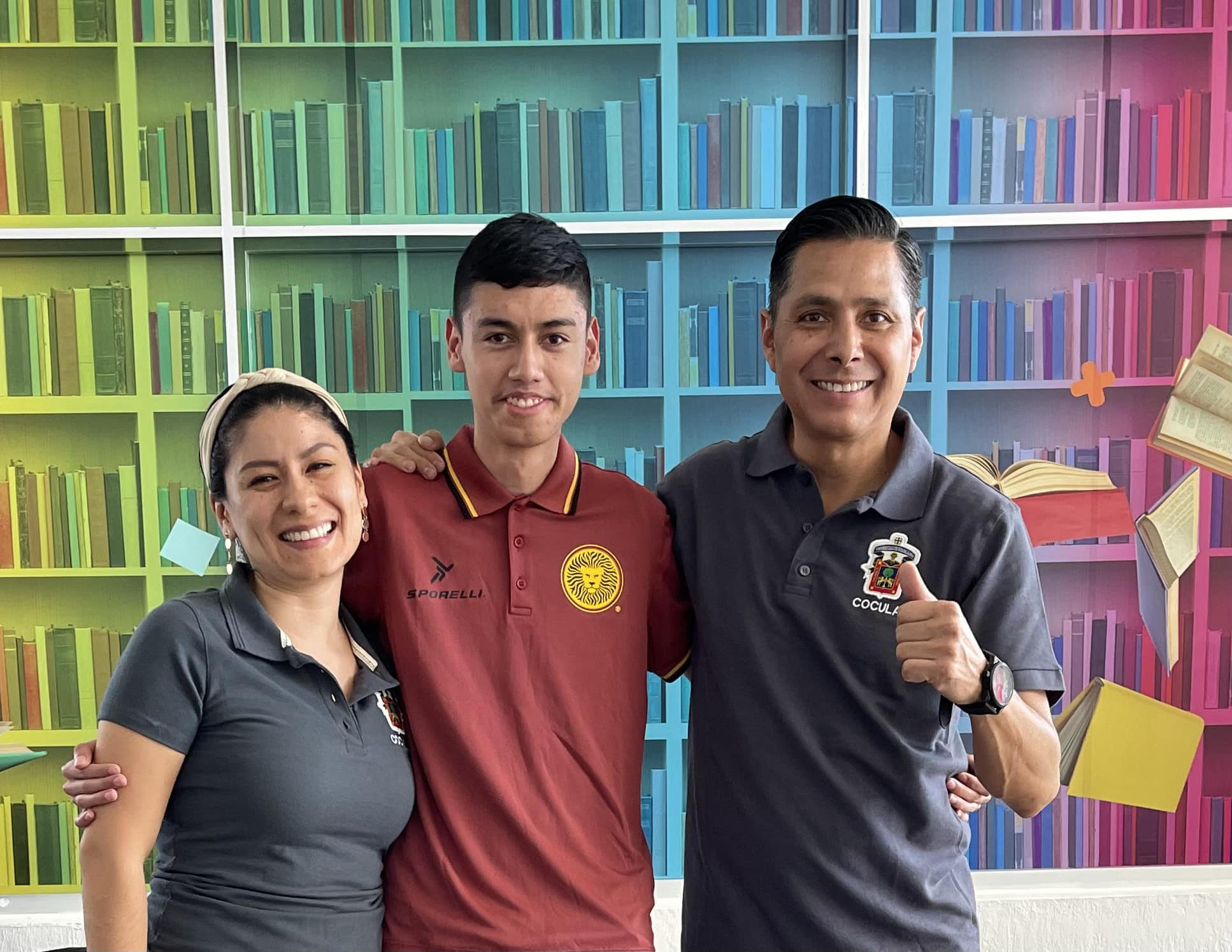 Alumno junto a autoridades del plantel