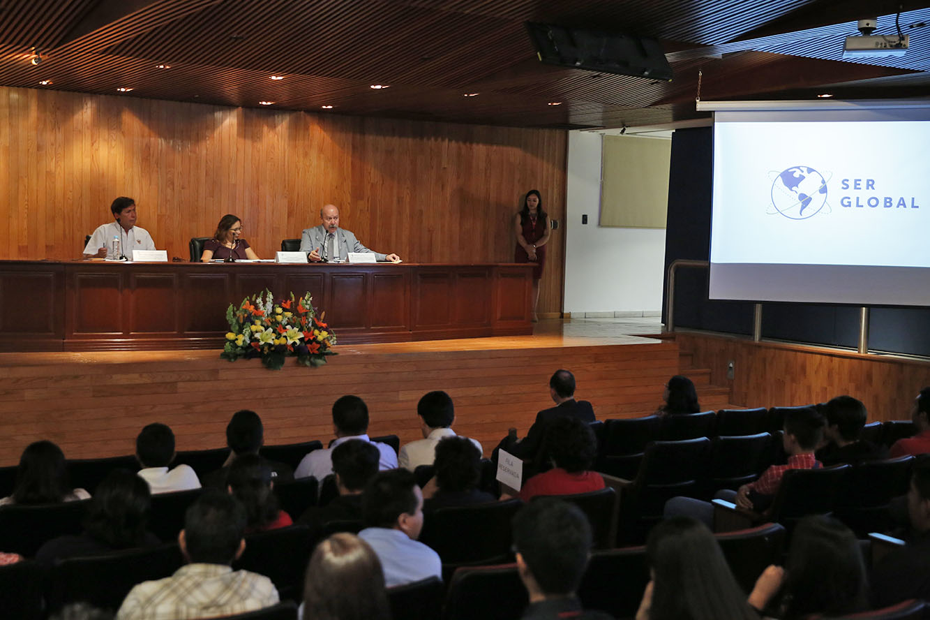 Autoridades del presidium en auditorio