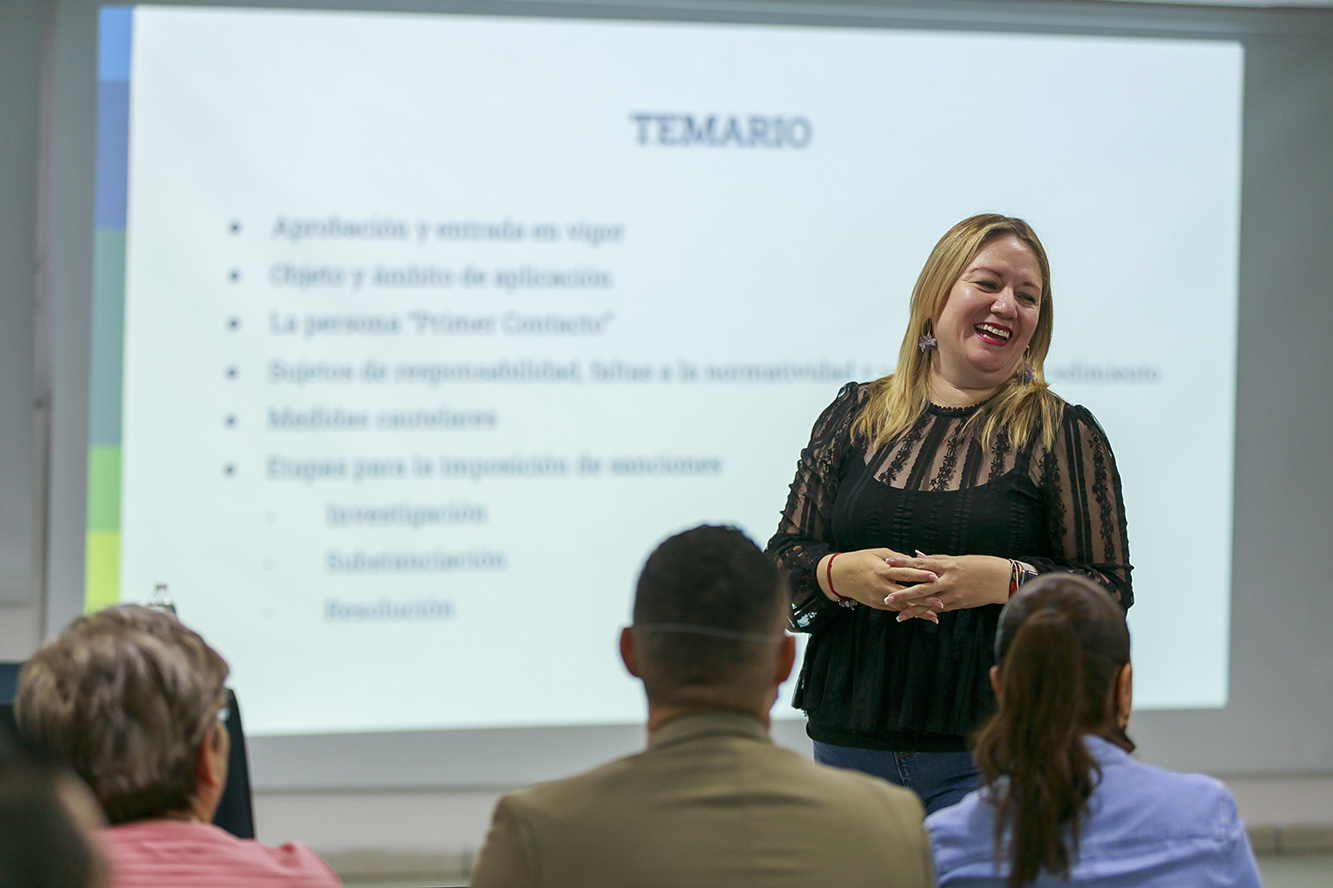 Autoridades del evento frente a asistentes