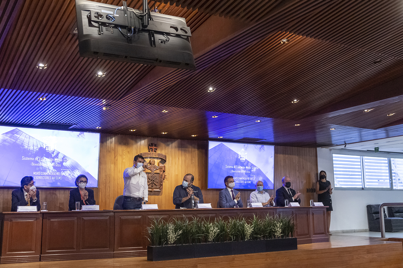 Autoridades del evento en presídium