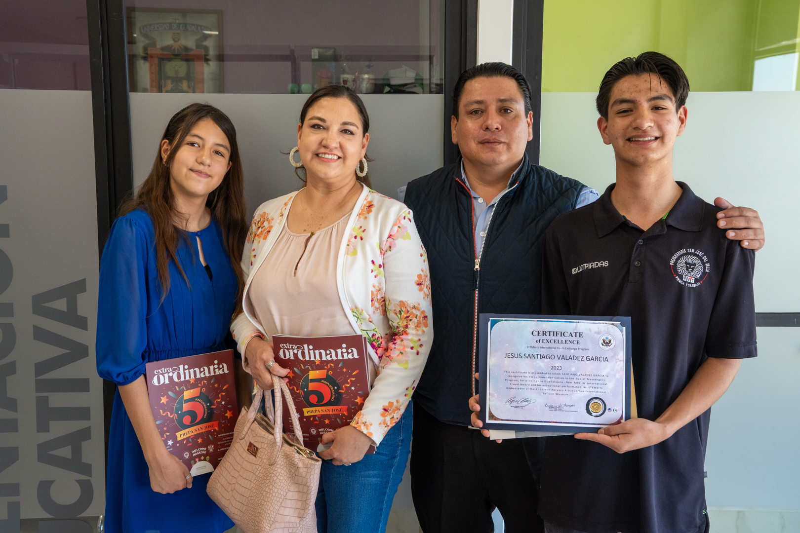Autoridades del evento de pie junto a alumnos que recibieron reconocimiento del consulado de estados unidos