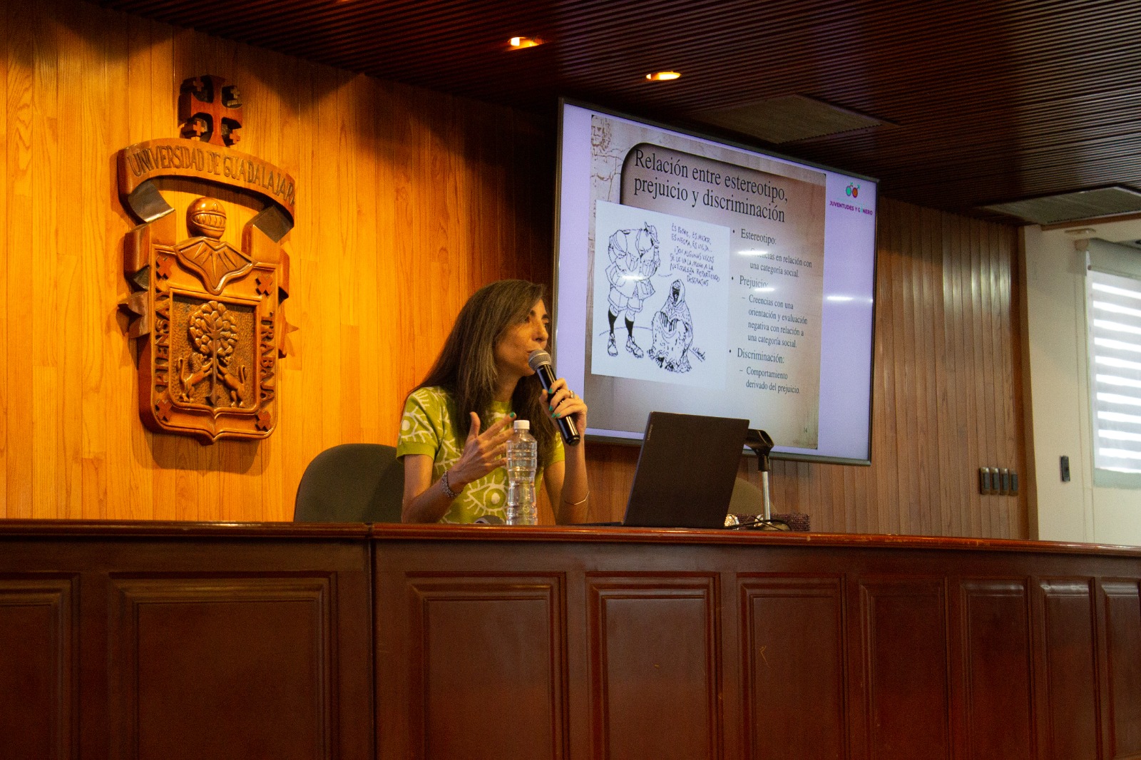 maestra Margarita Rodríguez en presidium frente a asistentes