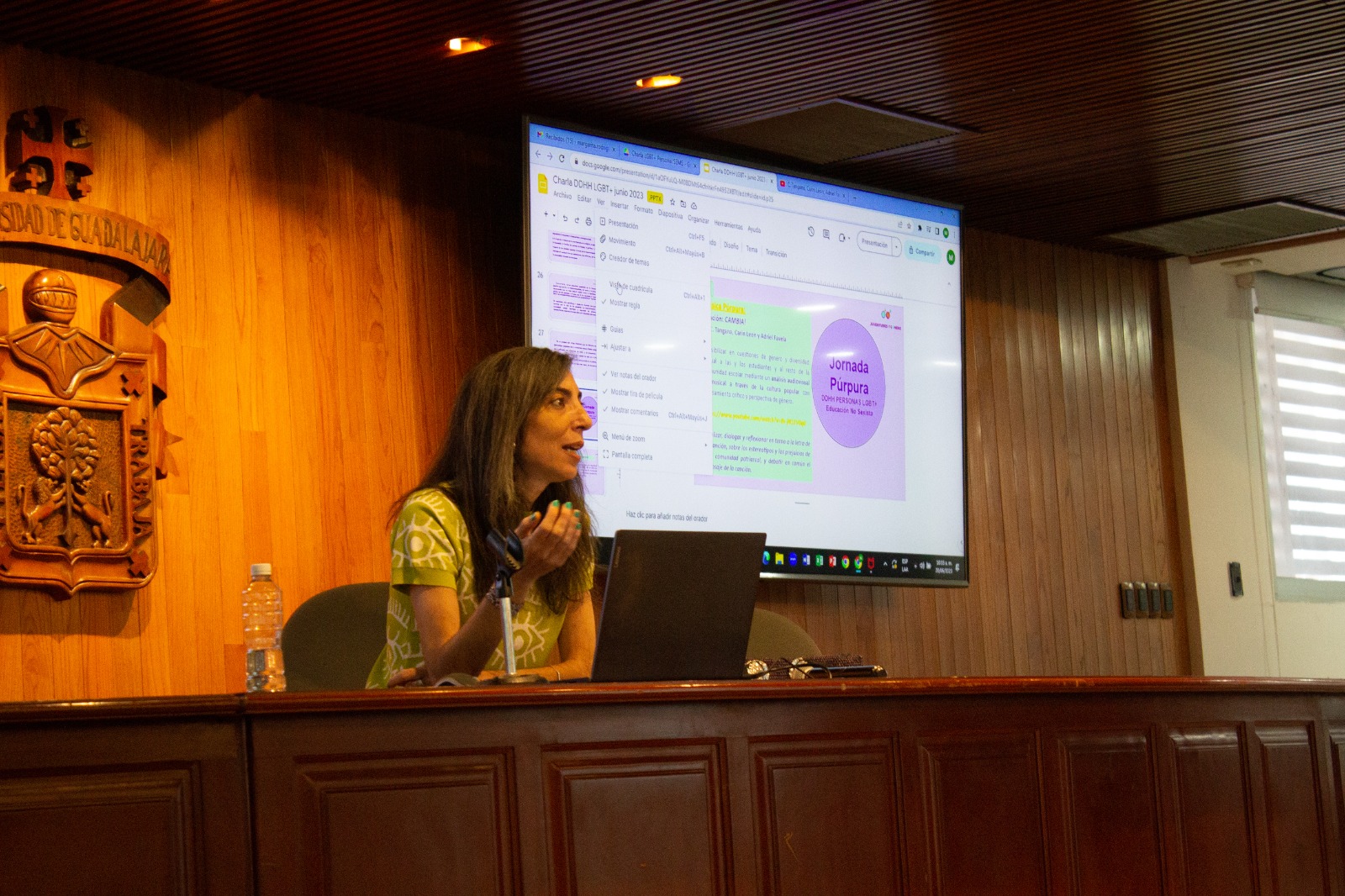 maestra Margarita Rodríguez en presidium frente a asistentes