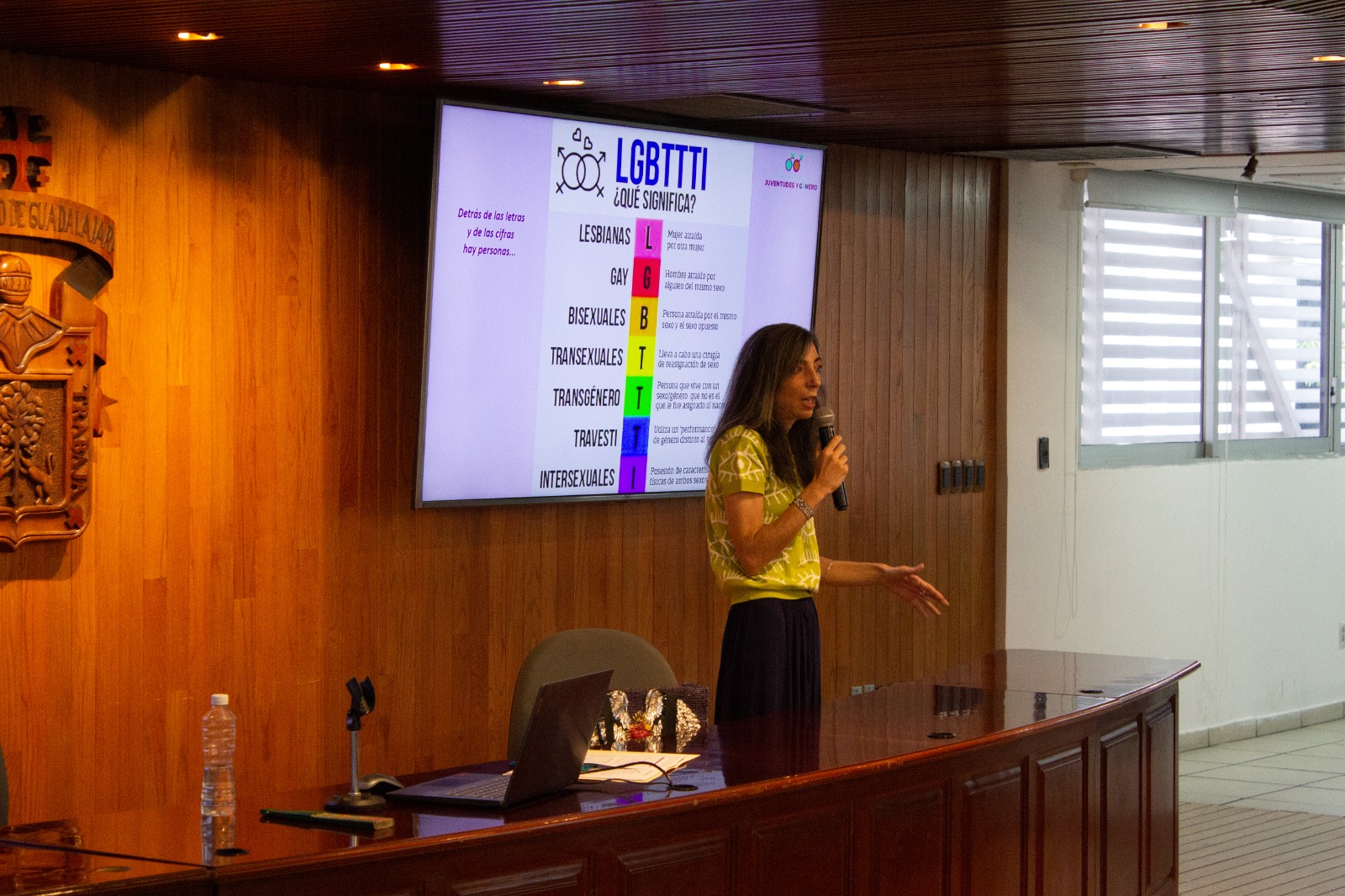 maestra Margarita Rodríguez en presidium frente a asistentes