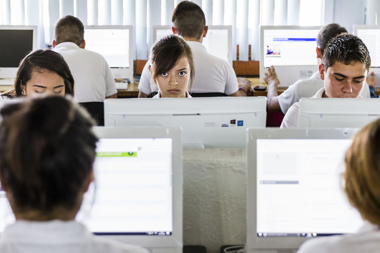 Alumnos usan computadora