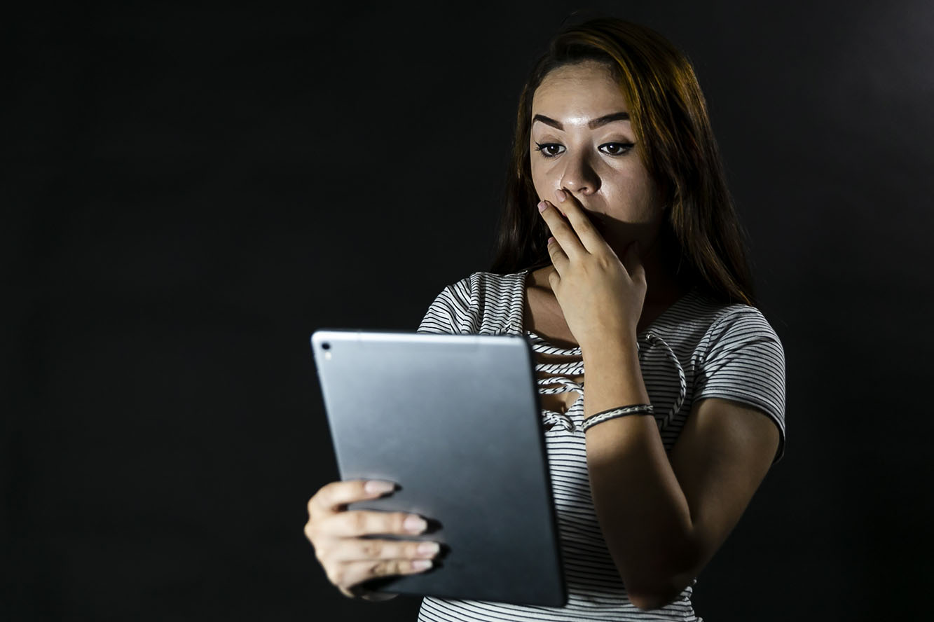 Mujer con tablet en las manos