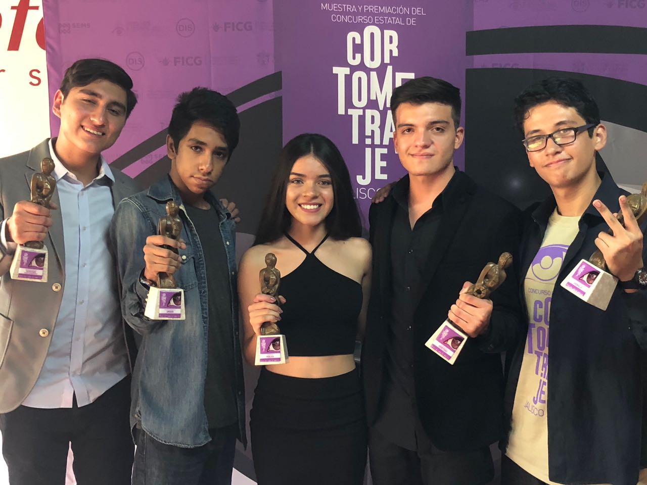 Alumnos con escultura