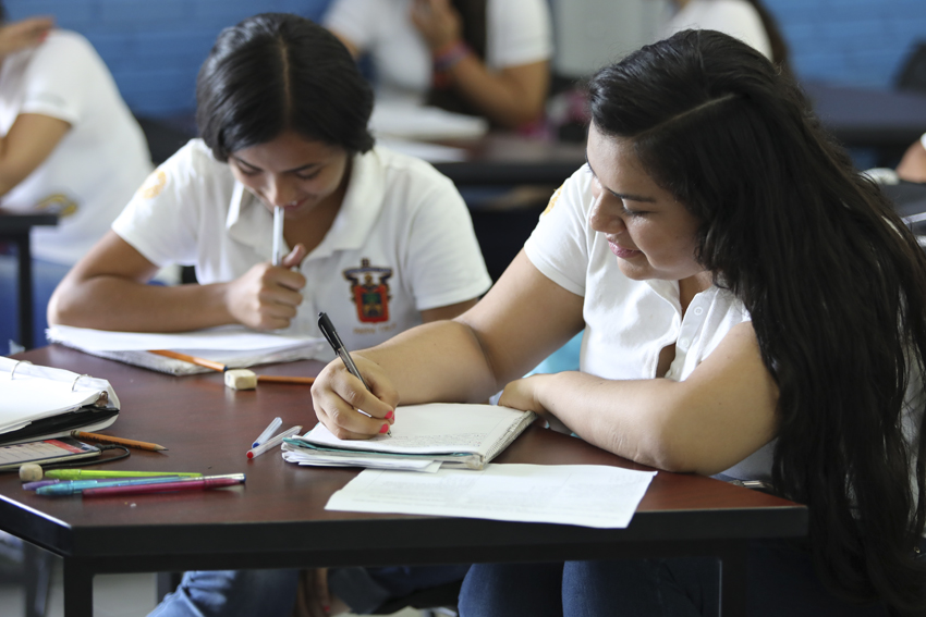 Alumnas en aula