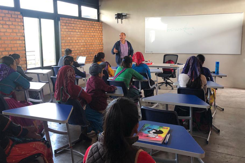 Grupo de alumnos y docentes en aula