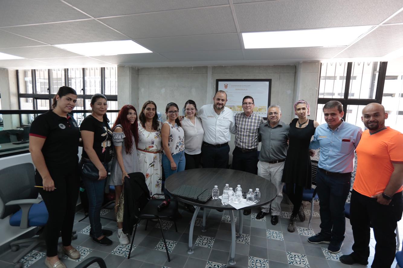 Autoridades del evento en aula