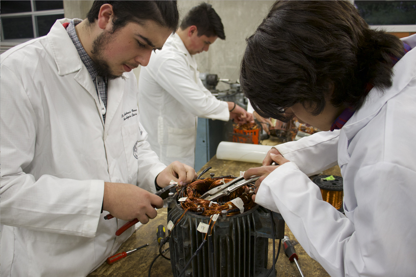 Alumnos trabajan con maquinas