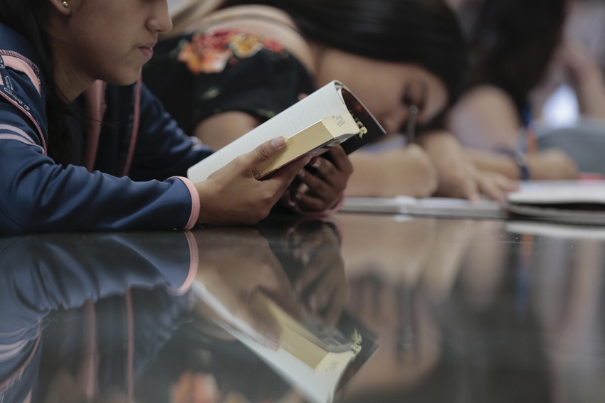 Alumnos en lectura de libro