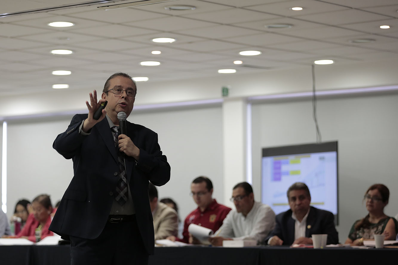 Expositor en auditorio frente a asistentes