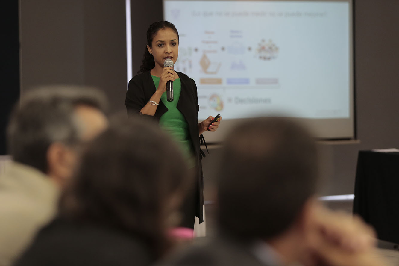 Expositor en auditorio frente a asistentes