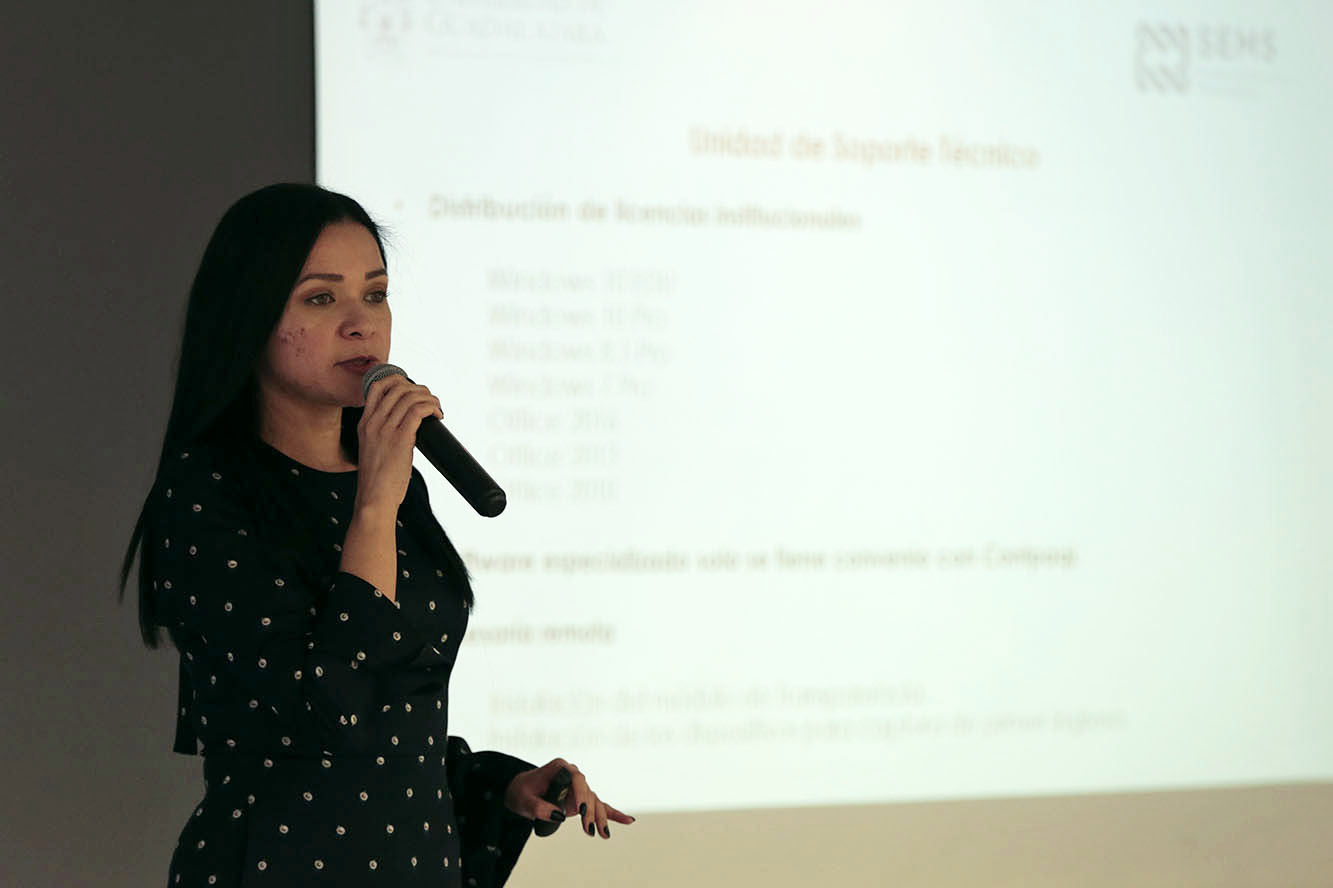 Expositor en auditorio frente a asistentes