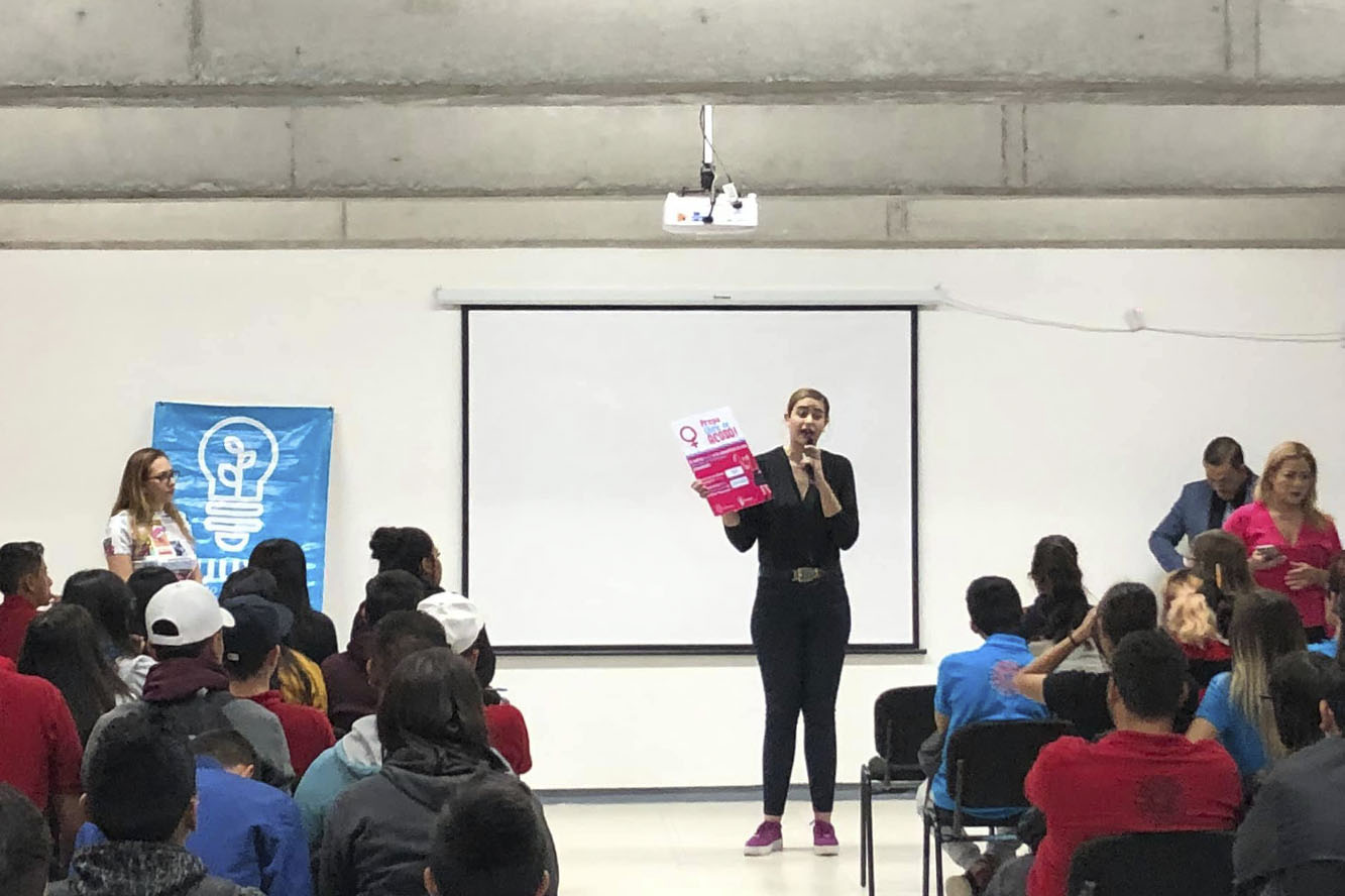 Expositor en auditorio frente a asistentes
