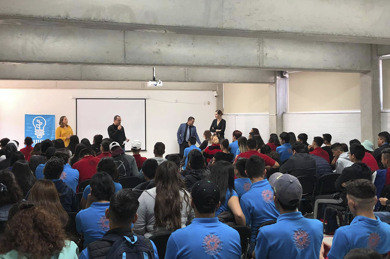 Expositor en auditorio frente a asistentes