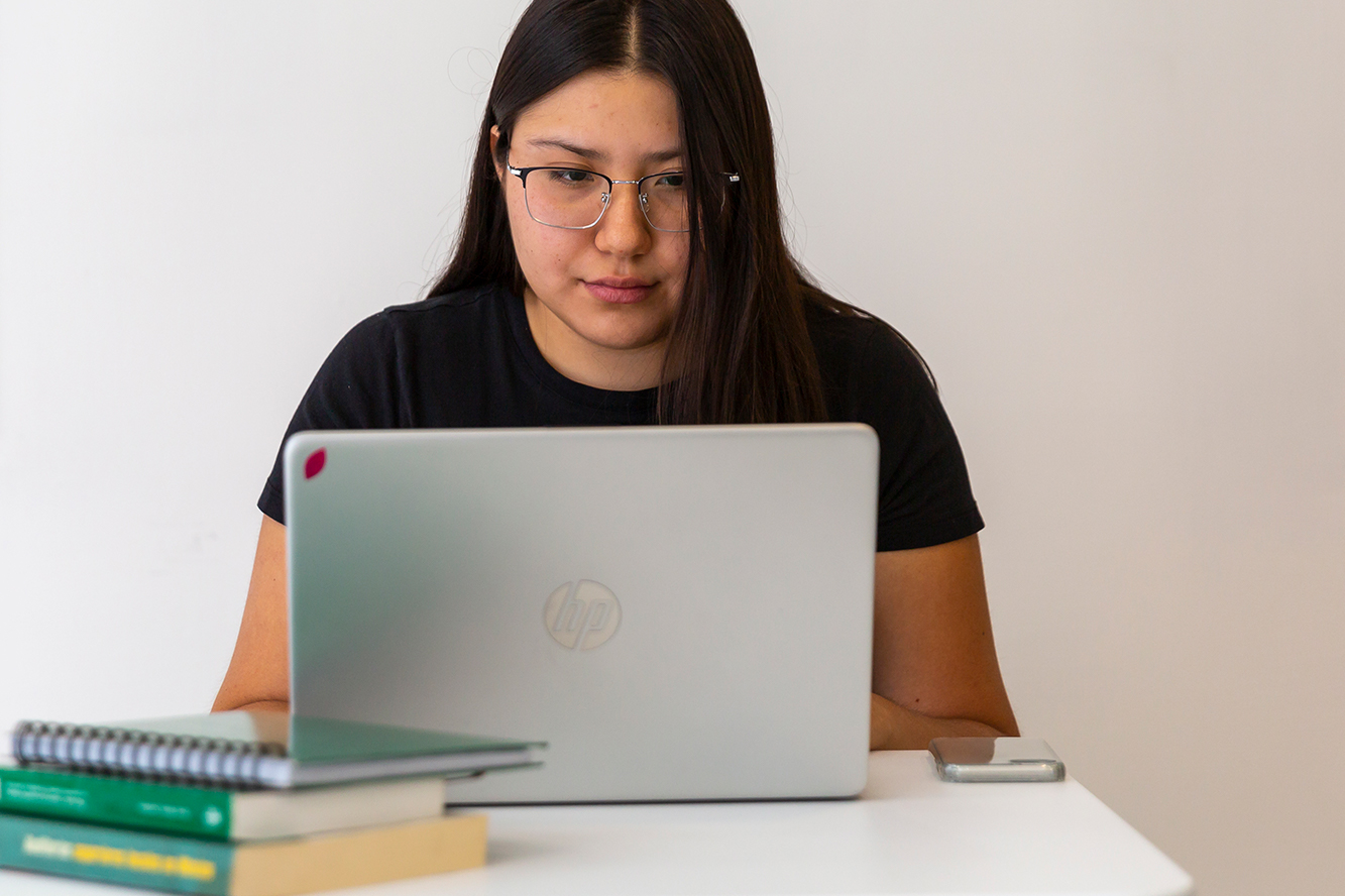 Alumna usa computadora