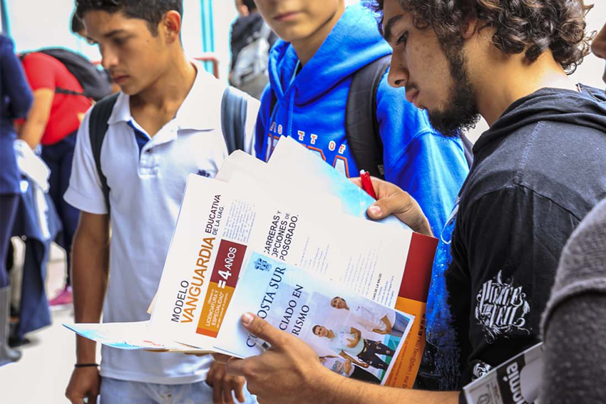 Alumno revisa folletos