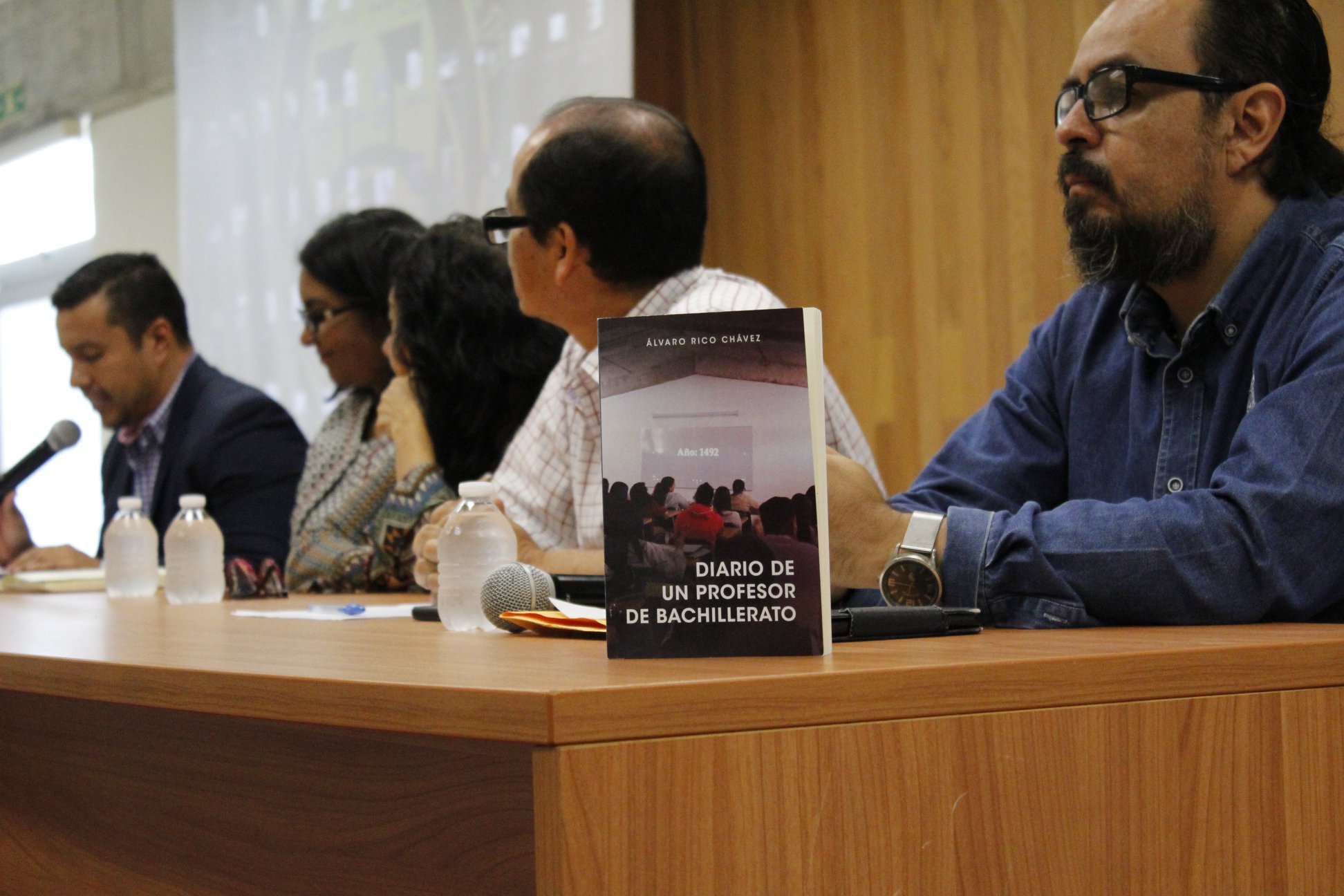 Integrantes del presidium en auditorio