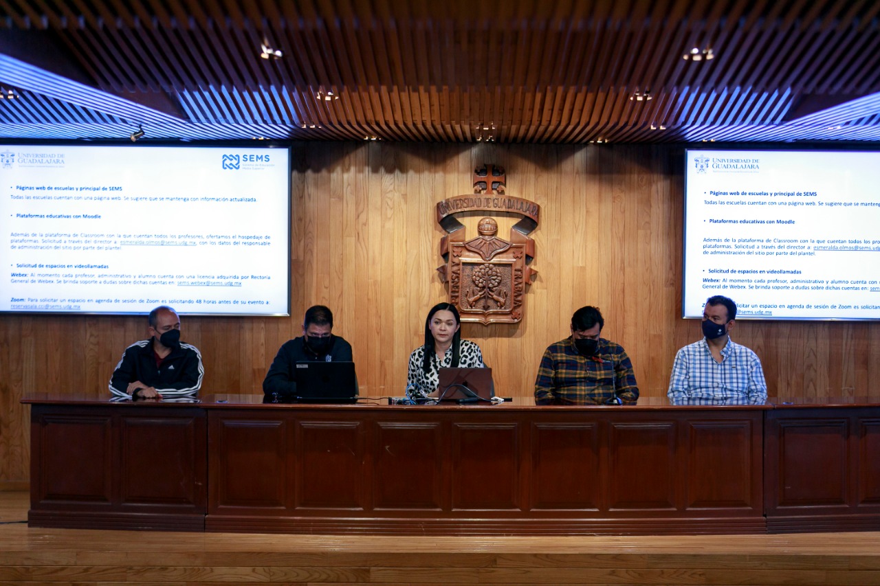 Expositor frente asistentes en auditorio