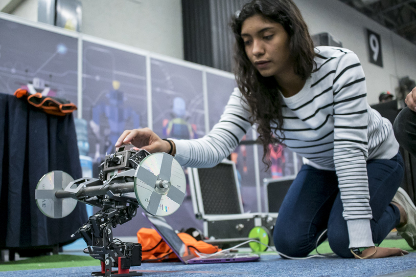 Estudiante en demostración con robot