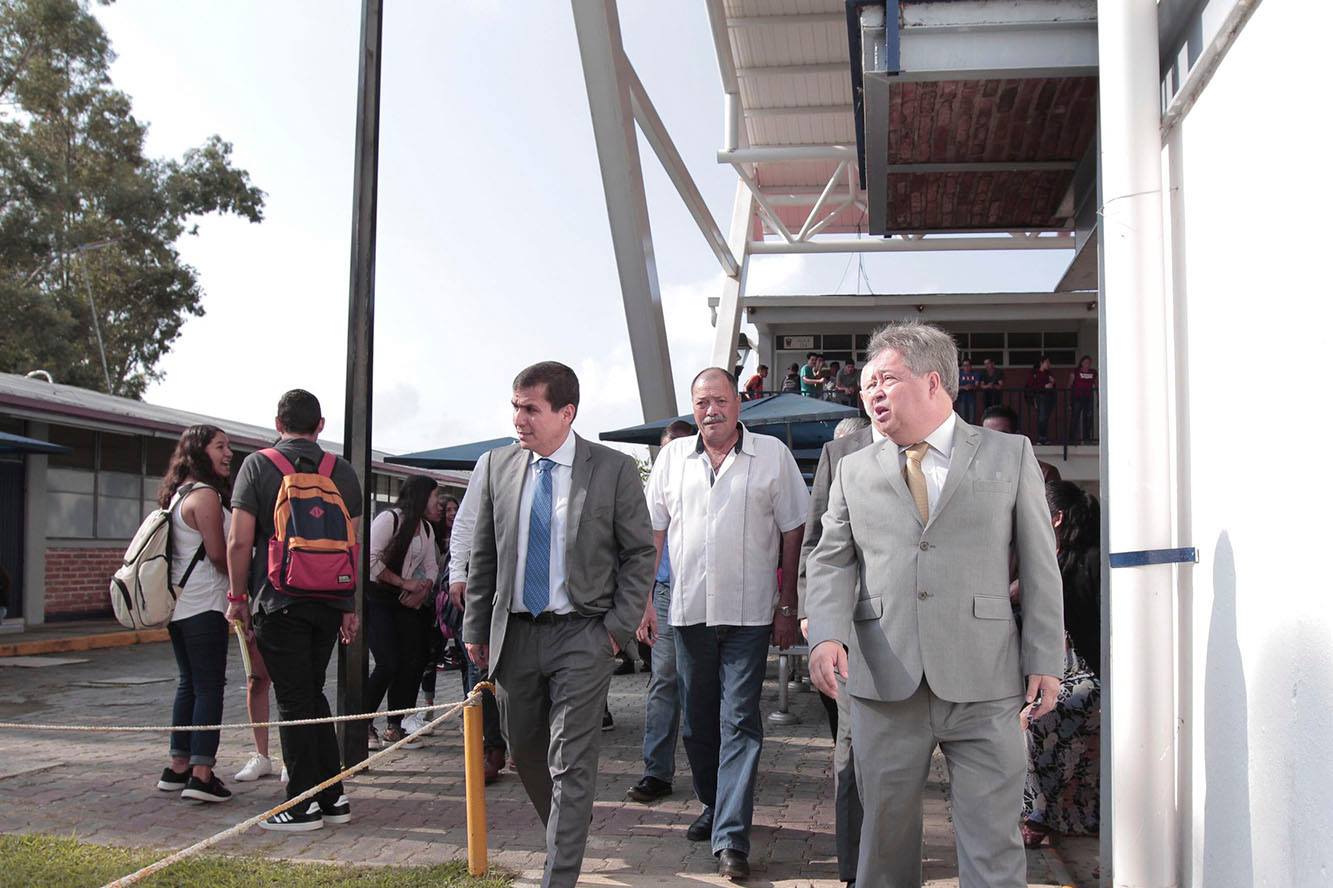 Autoridades del evento en instalaciones del plantel