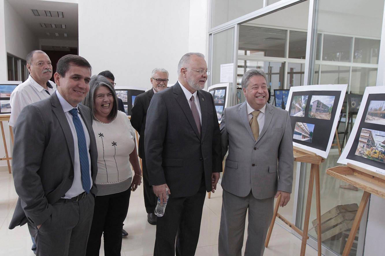 Autoridades del evento en instalaciones del plantel