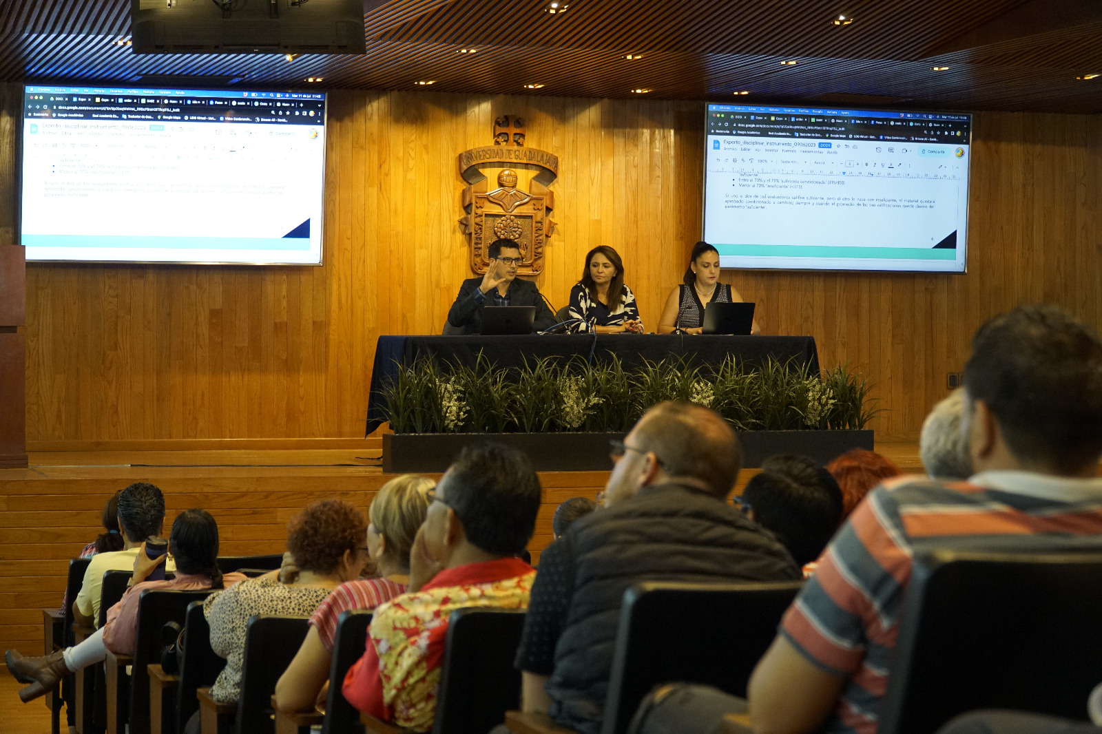 Autoridades del evento en presidium frente a asistentes en auditorio