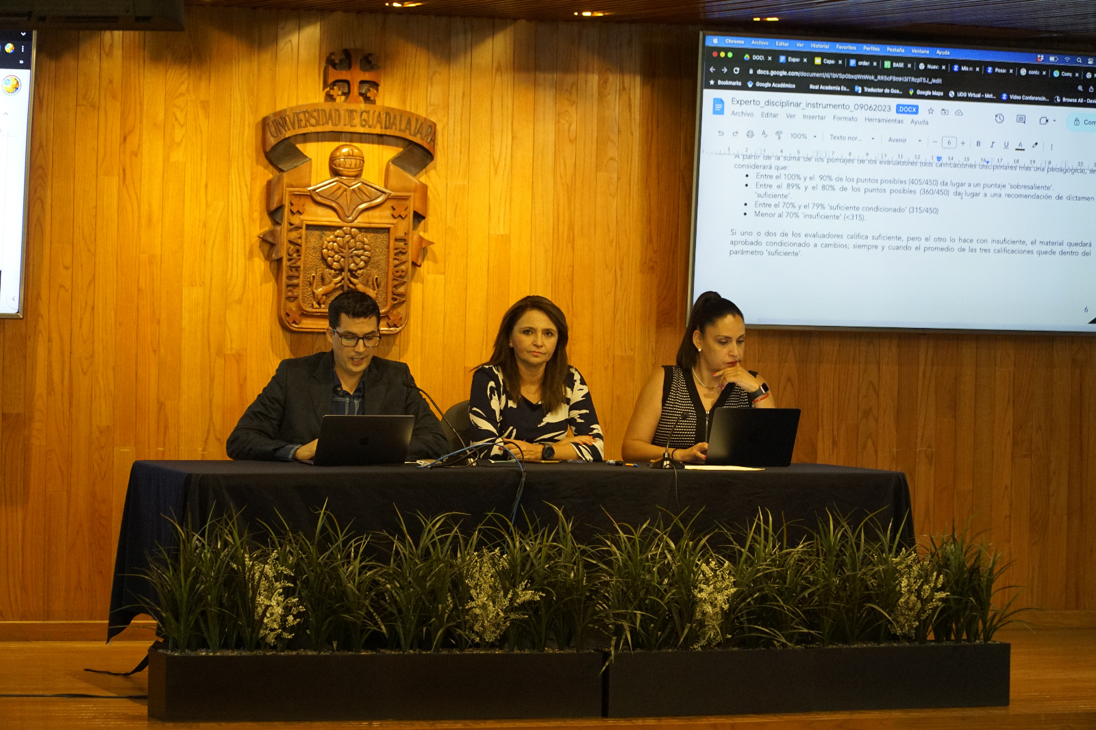 Autoridades del evento en presidium