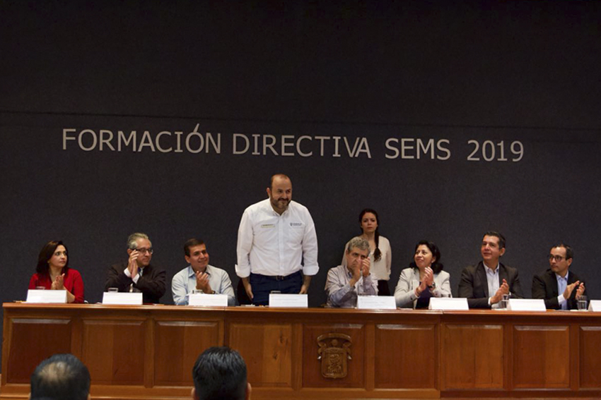 Integrantes del presidium en auditorio