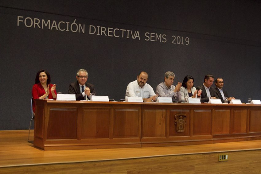 Integrantes mesa de presidium frente a asistentes en auditorio