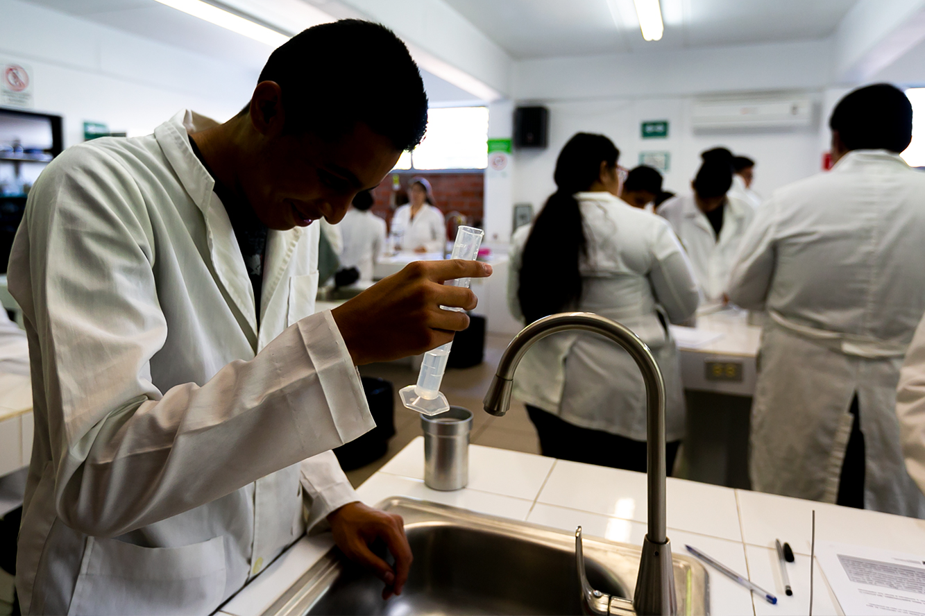 Alumno en laboratorio