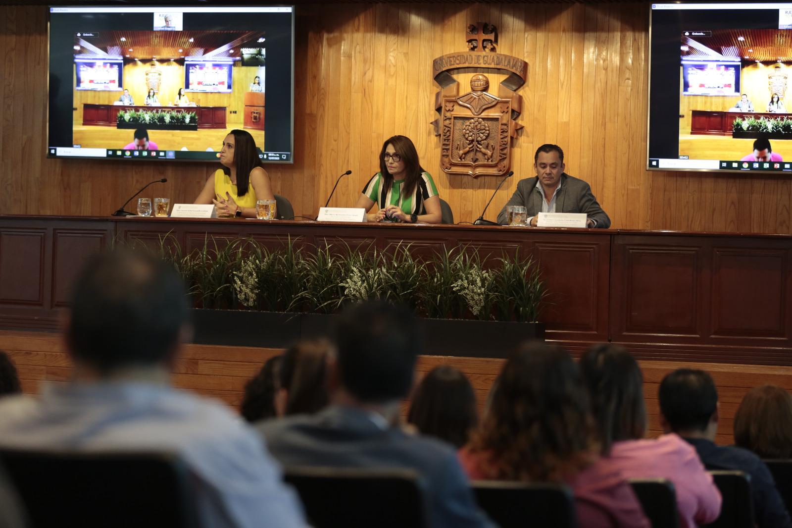 Autoridades del evento en presidium