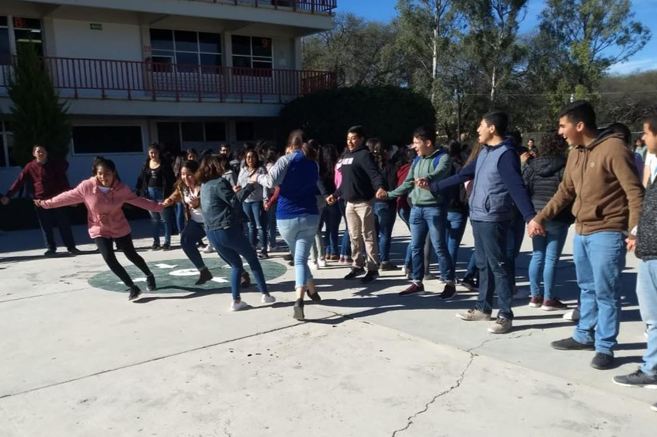 Alumnos en actividad fisica