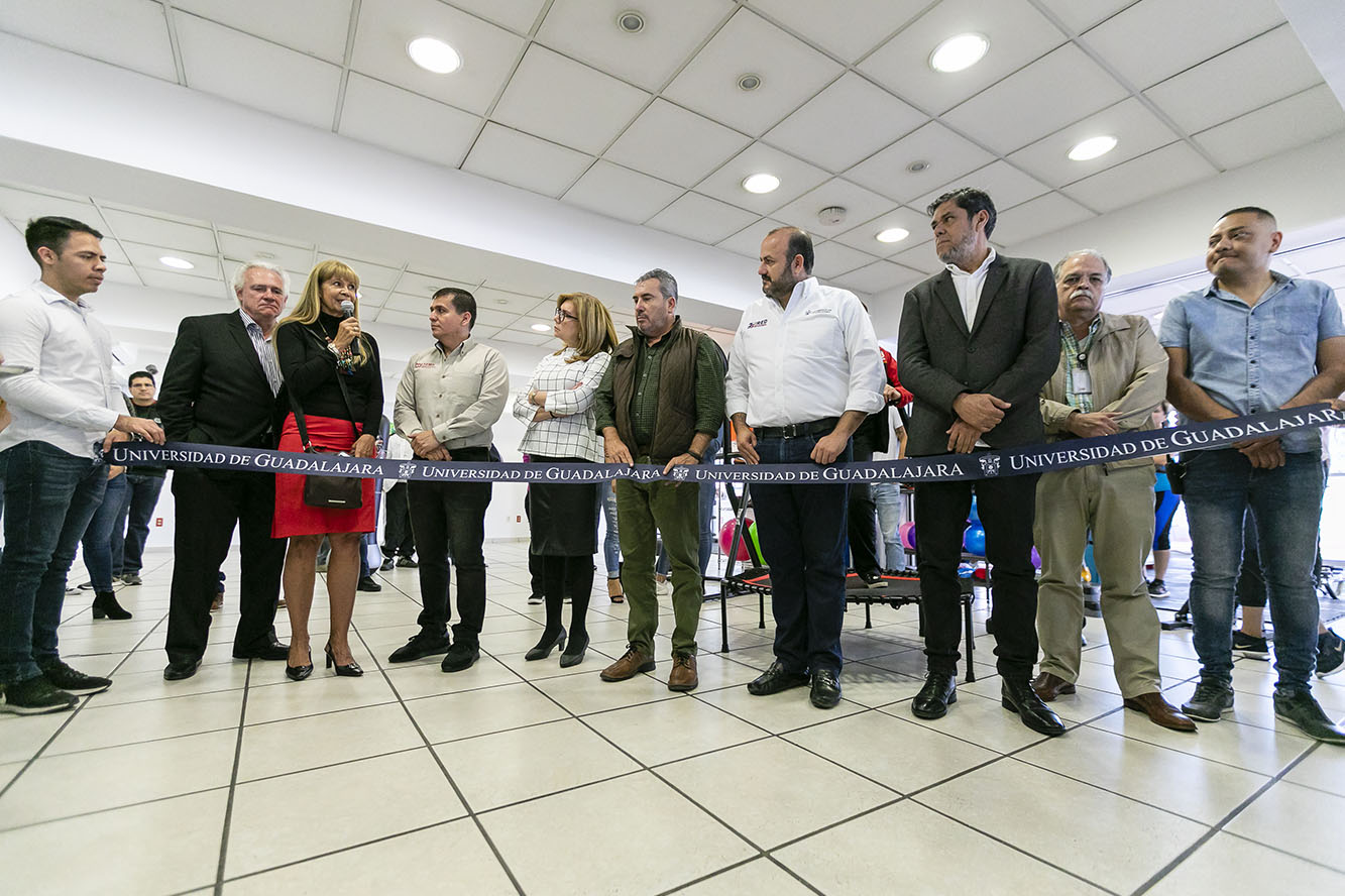 Autoridades del evento en corte del listón