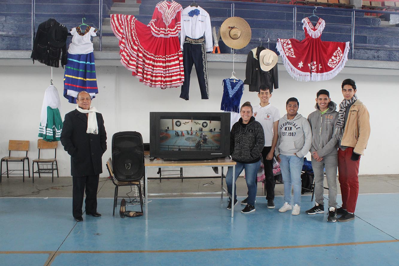 Alumnos en estand de Expo TAE