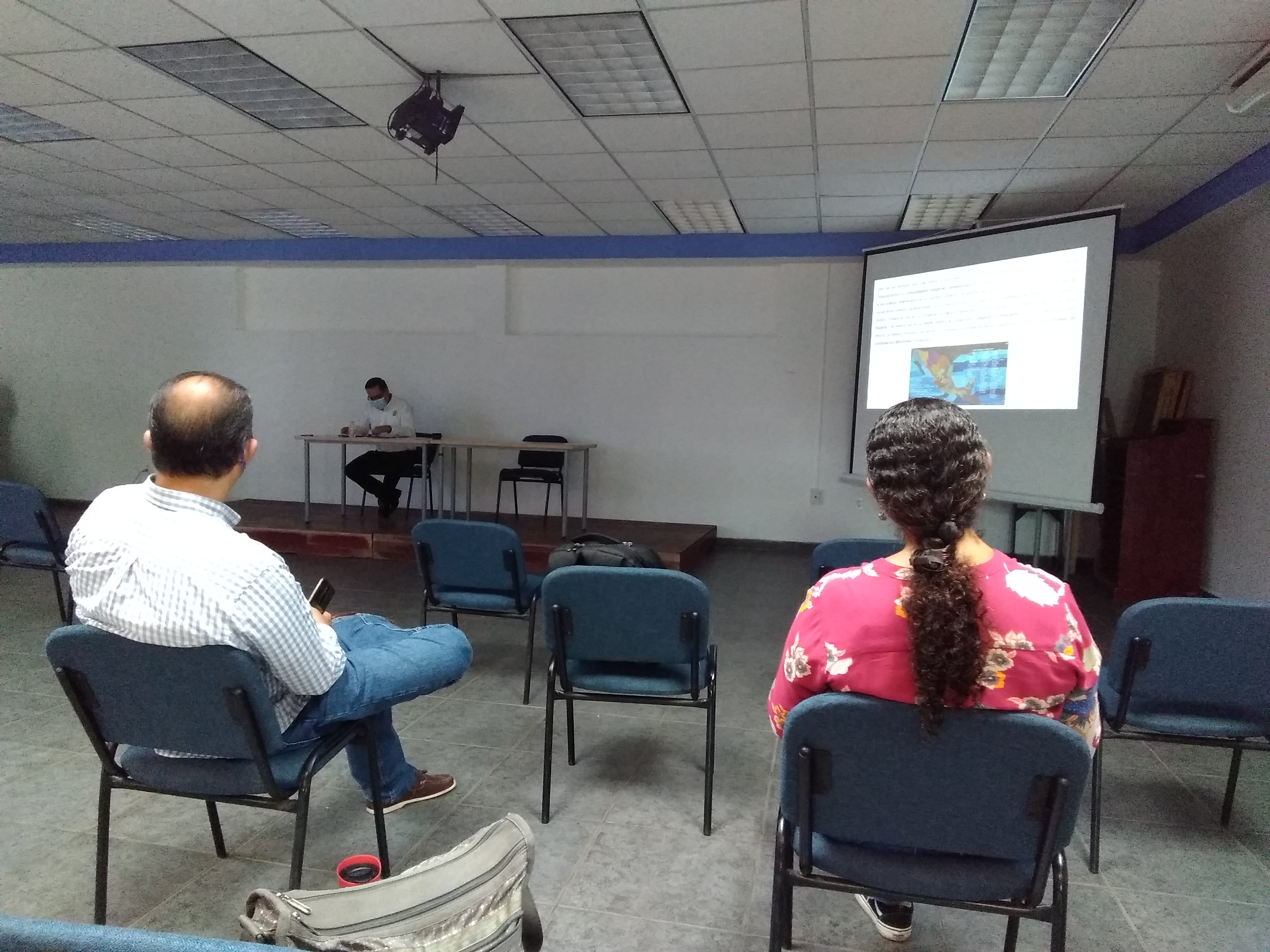 Participantes de taller en aula