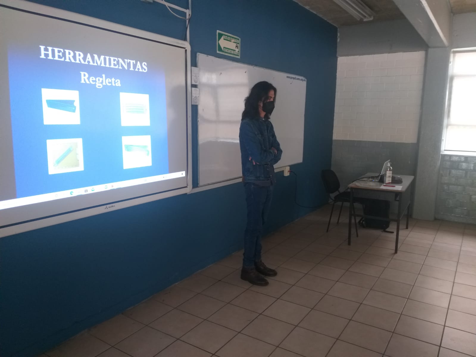 Participantes de taller en aula