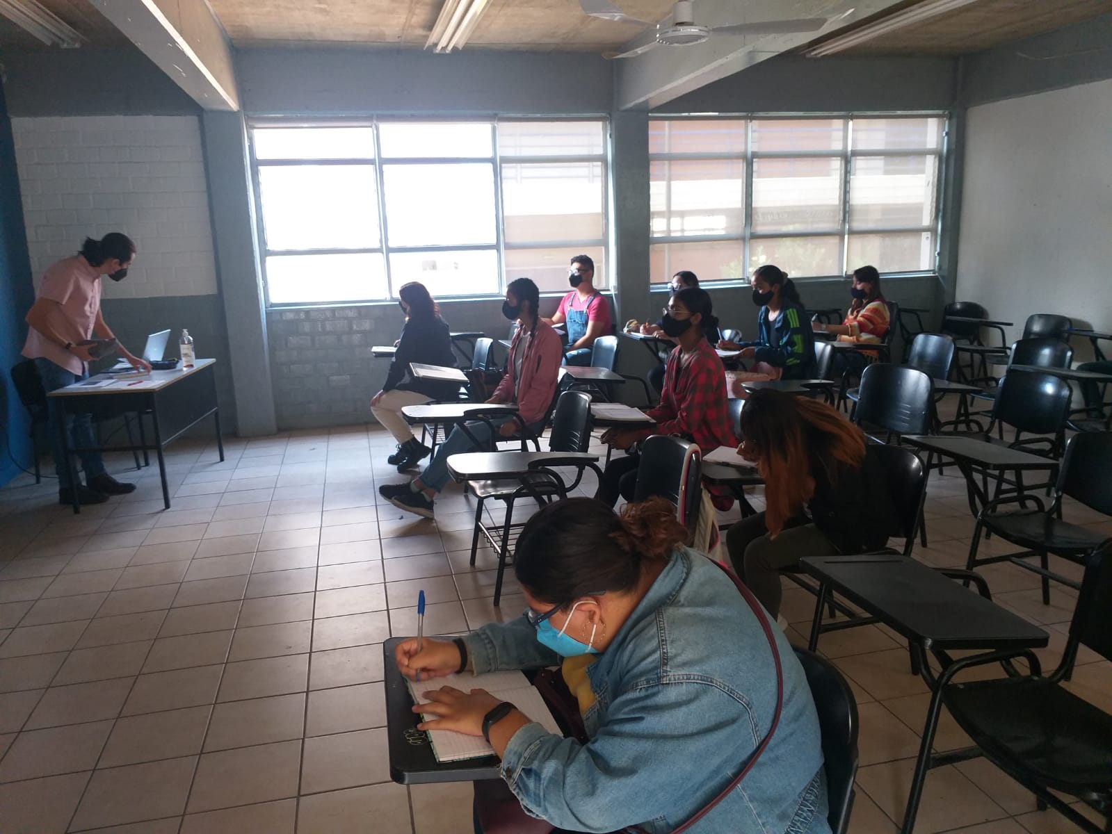 Participantes de taller en aula